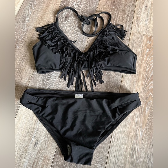 ⛱️ Top melon black fringe bikini set. Never worn - Picture 1 of 8